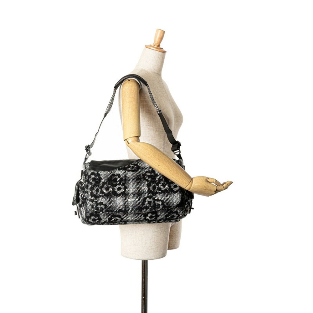 CHANEL Black Leather Shoulder Bag - Picture 8 of 8